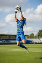 Reusch Attrakt Duo goalkeeper gloves with finger support and Grip Duo latex palm featuring 3D control dots