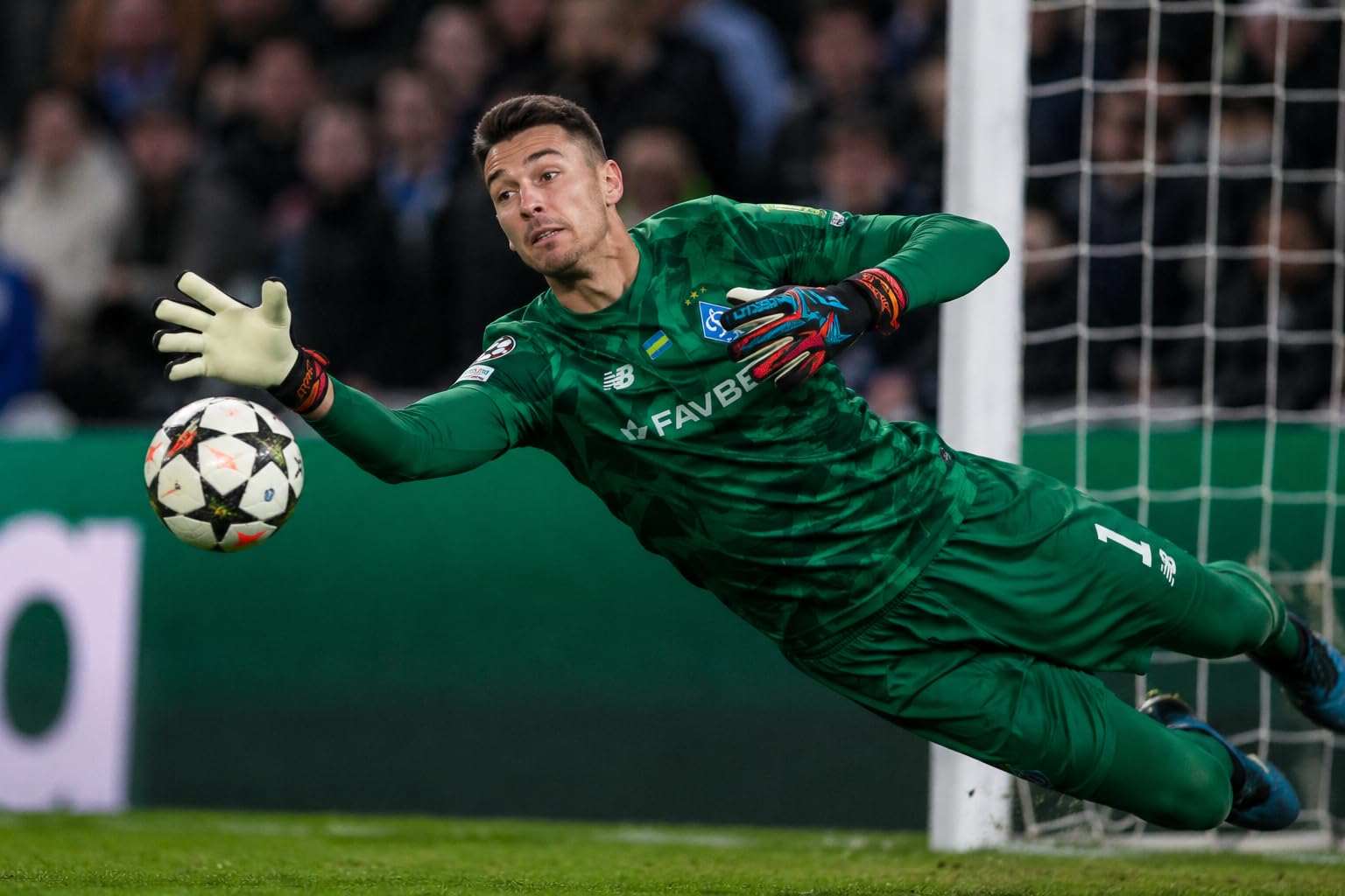 Reusch Attrakt Freegel Advance goalkeeper gloves with Grip Advance latex and Freegel Punch Zone technology